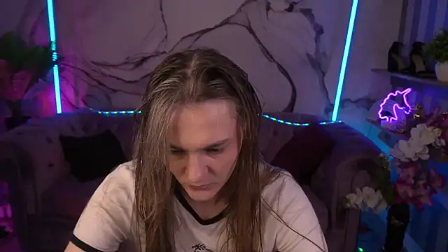 DiamondGoldie online show from September 18, 7:00 am