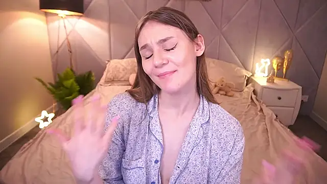 DiamondGoldie online show from November 15, 7:45 am