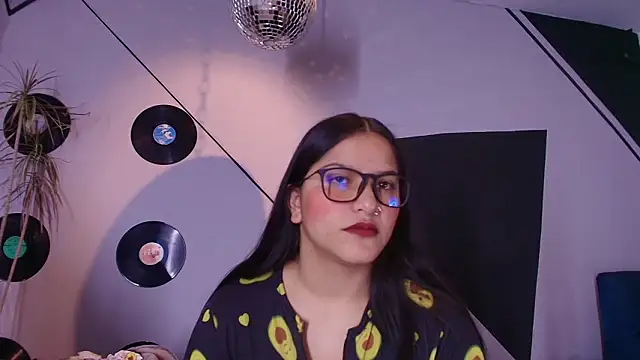 Lilith and Khloe online show from March 3, 11:17 am