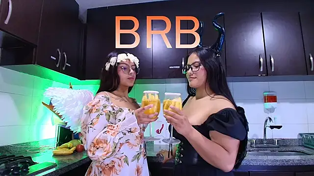 Lilith and Khloe online show from November 4, 11:25 am