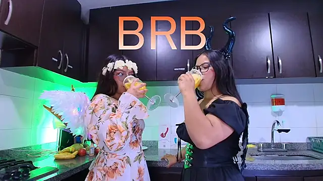 Lilith and Khloe online show from November 11, 11:27 am