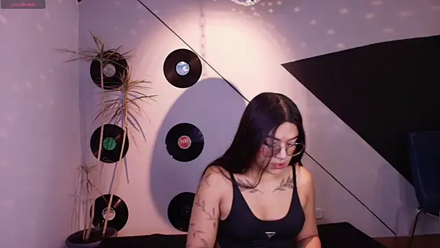 Lilith and Khloe online show from November 9, 11:25 am