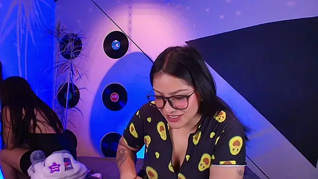 Lilith and Khloe online show from November 18, 11:35 am