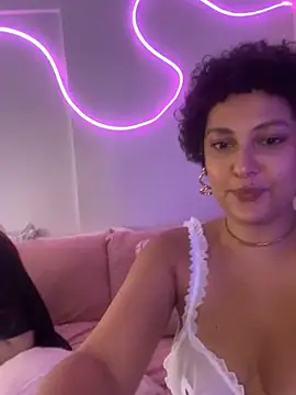 Snapshot of OliviaWild_ chatting on June 1, 2:12 am OliviaWild online show from June 1, 2:12 am