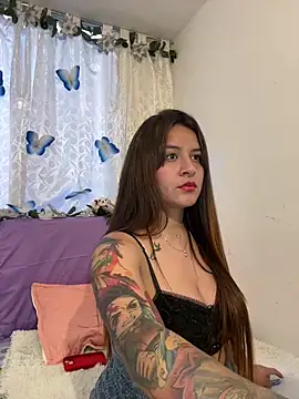 Snapshot of Linda_Bellucci chatting on December 22, 10:32 pm Linda Bellucci online show from December 22, 10:32 pm