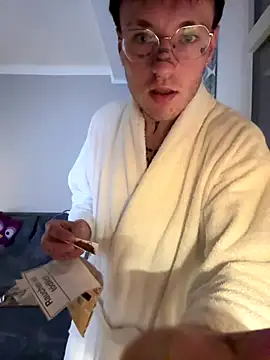 Snapshot of FullTattooBoy chatting on December 17, 4:39 am FullTattooBoy online show from December 17, 4:39 am