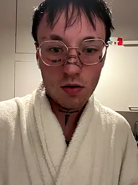 Snapshot of FullTattooBoy chatting on December 15, 4:51 am FullTattooBoy online show from December 15, 4:51 am