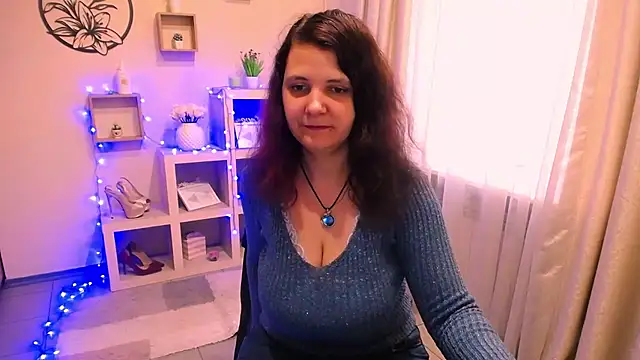 Snapshot of TwoBigSuns chatting on July 10, 7:30 am TwoBigSuns online show from July 10, 7:30 am
