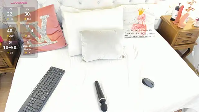 Snapshot of MeganStar__ chatting on October 2, 11:57 am MeganStar online show from October 2, 11:57 am
