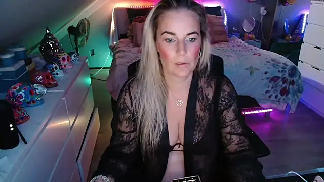 Mrs-Aurora online show from May 11, 12:50 pm