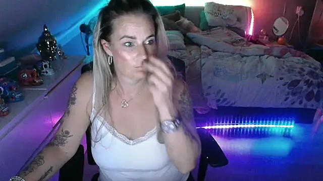 Mrs-Aurora online show from May 6, 12:14 am