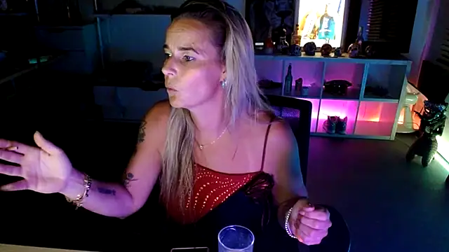 Mrs-Aurora online show from October 5, 8:10 pm