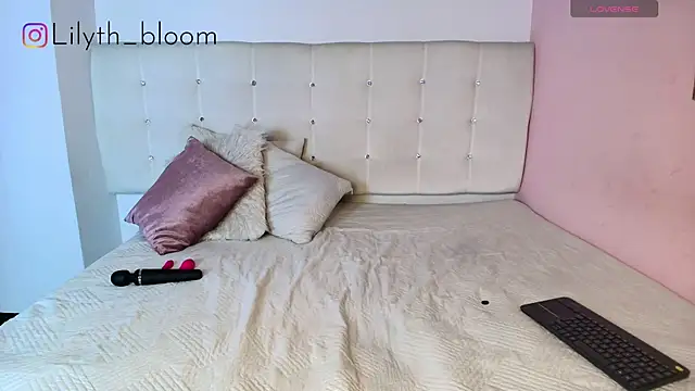 lilyth bloom online show from May 13, 12:45 pm