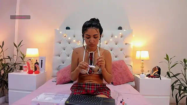 Snapshot of Perla_Giraldo chatting on October 16, 4:10 am Perla Giraldo online show from October 16, 4:10 am