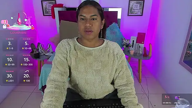 Khloee f w online show from September 18, 5:05 pm