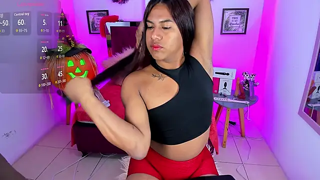 Khloee f w online show from October 6, 4:08 pm
