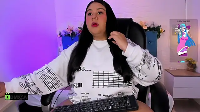 Snapshot of julieta_miller01 chatting on December 5, 6:17 pm julieta miller01 online show from December 5, 6:17 pm