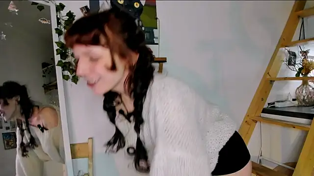 Snapshot of LeelooYolo chatting on May 6, 10:58 pm LeelooYolo online show from May 6, 10:58 pm