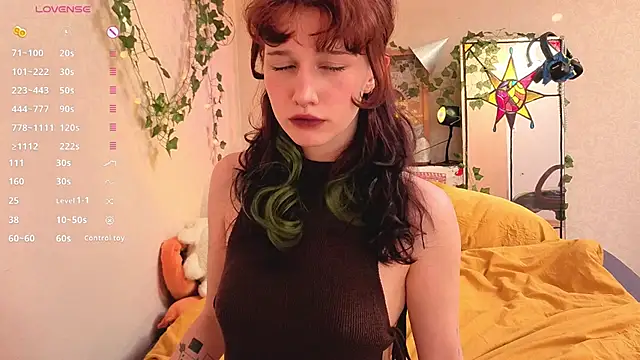 Snapshot of LeelooYolo chatting on June 15, 4:50 pm LeelooYolo online show from June 15, 4:50 pm