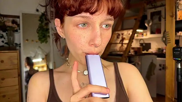 Snapshot of LeelooYolo chatting on June 3, 8:57 pm LeelooYolo online show from June 3, 8:57 pm