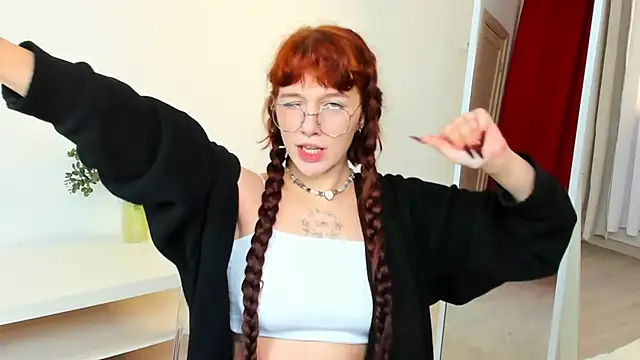 Snapshot of LeelooYolo chatting on November 9, 10:30 am LeelooYolo online show from November 9, 10:30 am