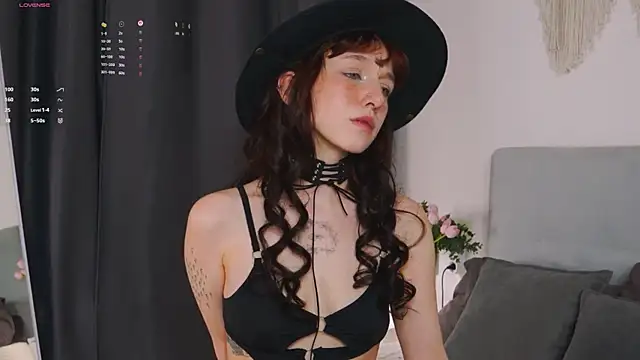 LeelooYolo online show from April 14, 4:01 pm