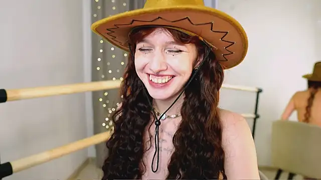 Snapshot of LeelooYolo chatting on December 13, 8:04 pm LeelooYolo online show from December 13, 8:04 pm