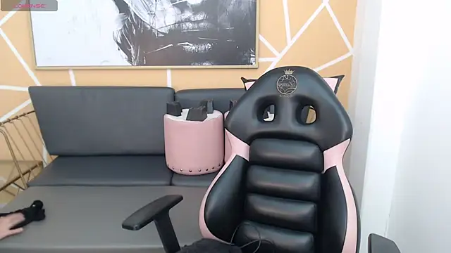 olivia russo  online show from February 9, 8:07 pm