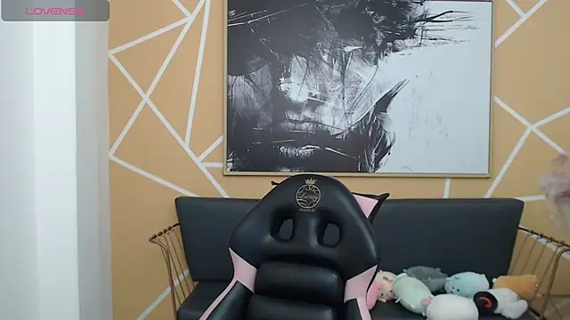 Snapshot of olivia_russo_ chatting on October 24, 8:19 pm olivia russo online show from October 24, 8:19 pm