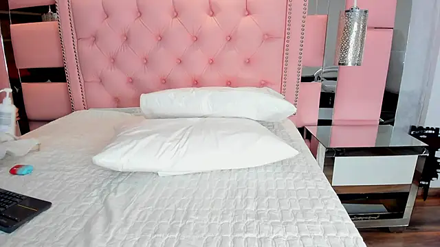 LiliCarterm online show from November 8, 11:30 pm