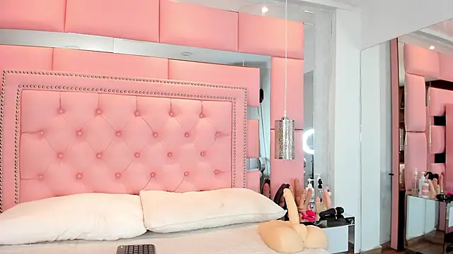 LiliCarterm online show from February 4, 8:15 pm