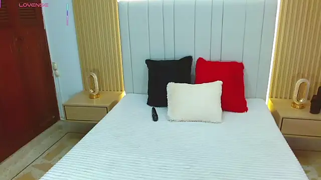 WildScarlet online show from October 20, 1:11 pm