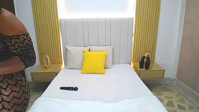 WildScarlet online show from April 12, 12:30 pm