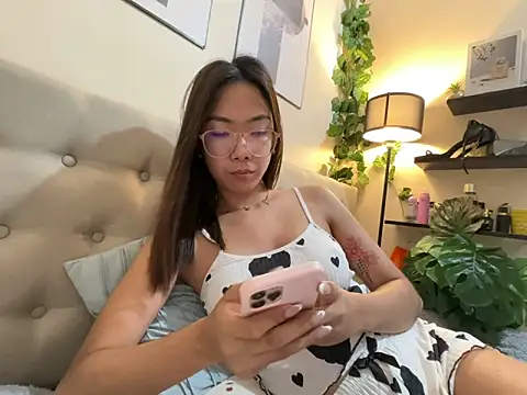 Sluttgwen69 online show from March 13, 11:10 pm