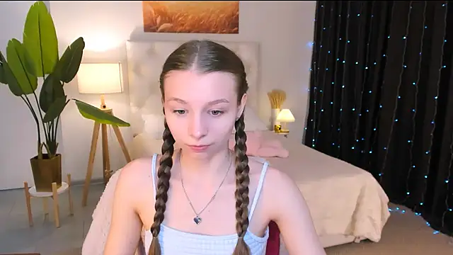 JulieDaniel online show from April 15, 8:20 am