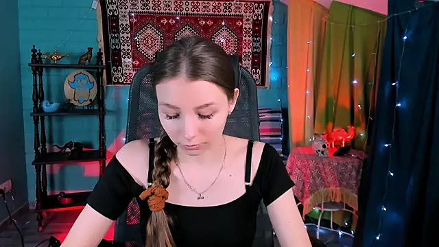 JulieDaniel online show from February 3, 8:08 am