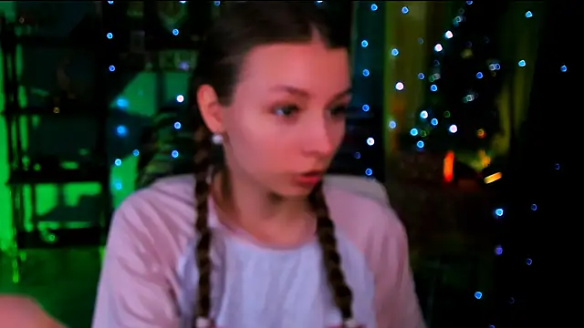 JulieDaniel online show from December 17, 9:47 am