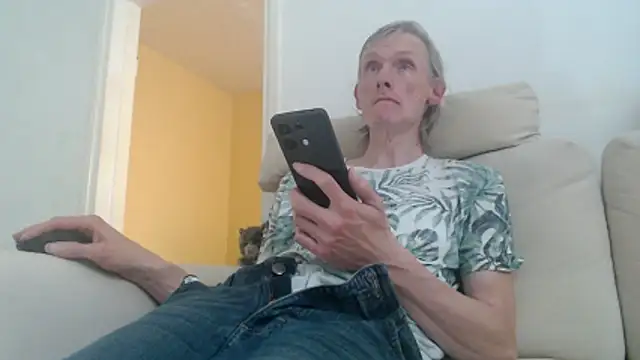 Snapshot of k74robert chatting on October 24, 10:58 am k74robert online show from October 24, 10:58 am