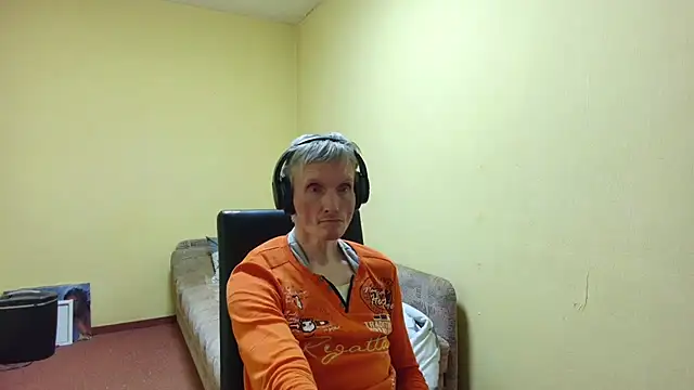 Snapshot of k74robert chatting on February 15, 12:55 am k74robert online show from February 15, 12:55 am