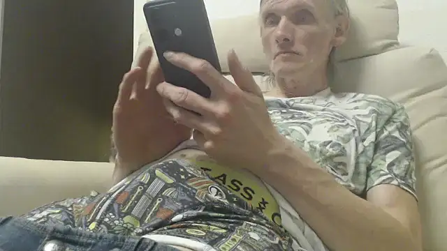 Snapshot of k74robert chatting on October 23, 3:10 pm k74robert online show from October 23, 3:10 pm