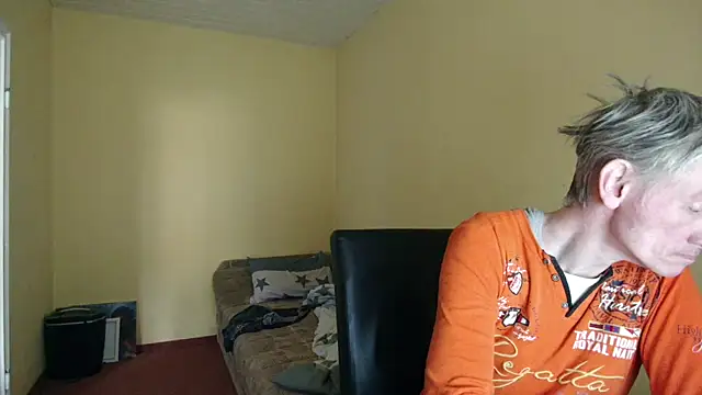 Snapshot of k74robert chatting on February 21, 9:33 am k74robert online show from February 21, 9:33 am