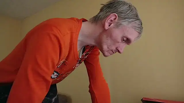 Snapshot of k74robert chatting on February 3, 10:31 am k74robert online show from February 3, 10:31 am