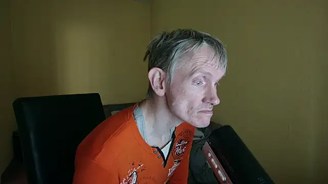 Snapshot of k74robert chatting on February 8, 12:25 pm k74robert online show from February 8, 12:25 pm