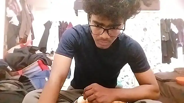 Snapshot of Rahulisagoodguy chatting on December 17, 11:04 am Rahulisagoodguy online show from December 17, 11:04 am