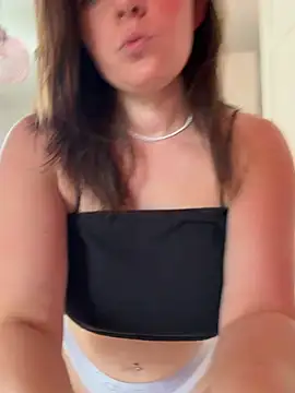 Snapshot of chloedlm5 chatting on June 9, 8:48 am chloedlm5 online show from June 9, 8:48 am