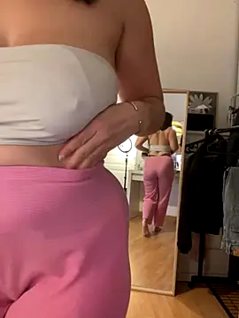 Snapshot of chloedlm5 chatting on November 21, 10:14 am chloedlm5 online show from November 21, 10:14 am