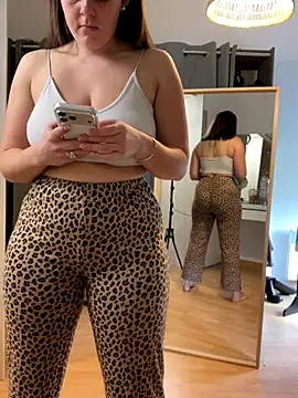 Snapshot of chloedlm5 chatting on November 18, 9:23 am chloedlm5 online show from November 18, 9:23 am