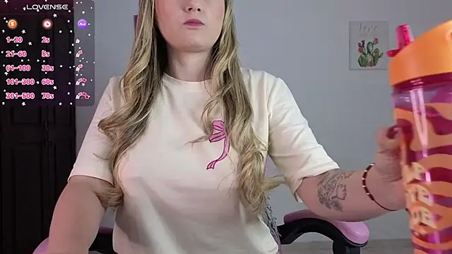 Veronika  Winslow  online show from October 31, 5:15 am