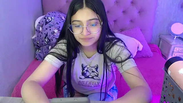 Snapshot of laurenelove chatting on October 15, 3:05 am laurenelove online show from October 15, 3:05 am