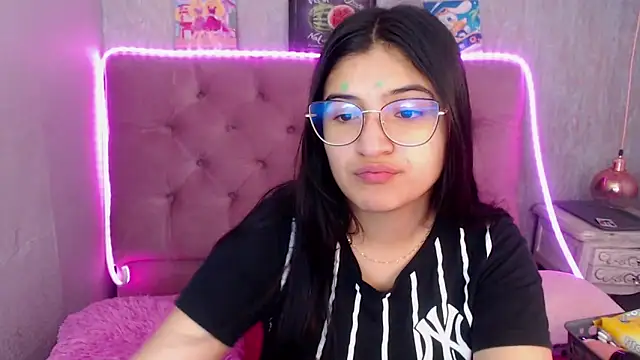 Snapshot of laurenelove chatting on October 1, 3:22 am laurenelove online show from October 1, 3:22 am